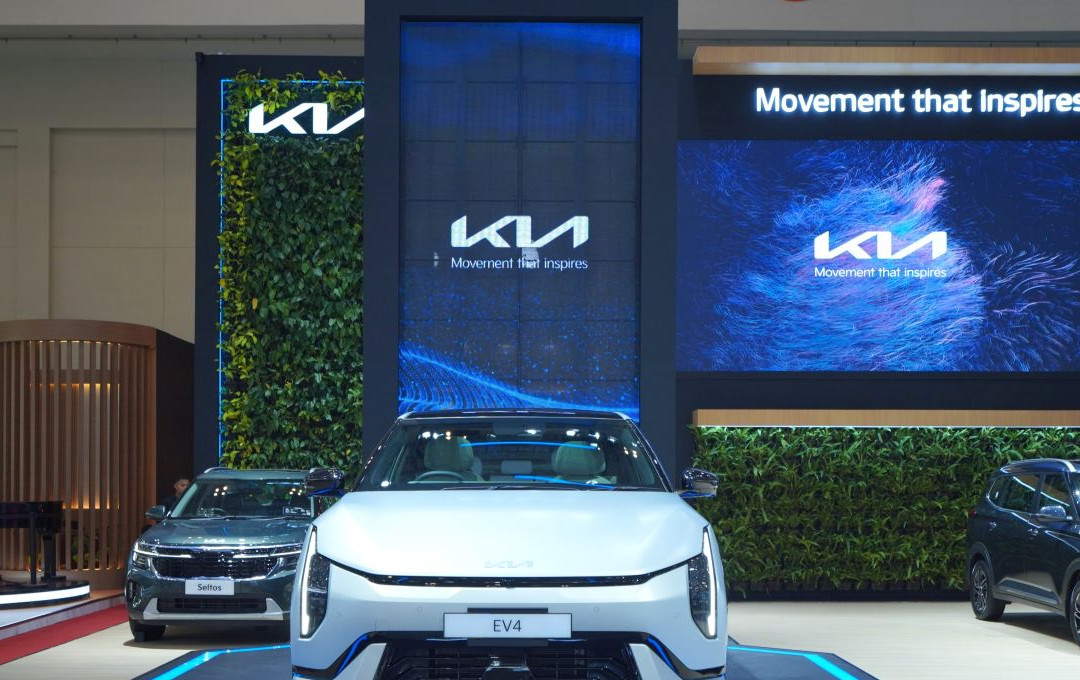 Spesial di giias tahun ini kia menampilkan sedan listrik futuristik ev4 sebagai langkah untuk memper.jpeg