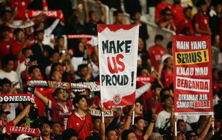 Aksi suporter indonesia merahkan gbk dengan beragam poster 1753113779856.jpeg