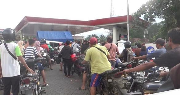 Antrean pengisian bbm mengular di lumajang 1753762367163 169.jpeg