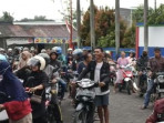 Antrian pengendara roda 2 untuk mendapatkan bbm di spbu krikilan 1753845200139 169.jpeg