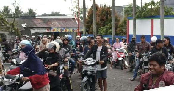 Antrian pengendara roda 2 untuk mendapatkan bbm di spbu krikilan 1753845200139 169.jpeg