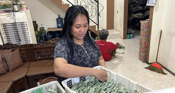 Ayu warga banyu urip lor yang pilih produksi lontong karena sulitnya mencari pekerjaan 1752560809440.jpeg
