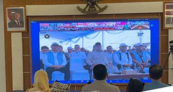 Bupati banyuwangi ipuk fiestiandani saat mengikuti peluncuran koperasi merah putih se indonesia 1753.jpeg