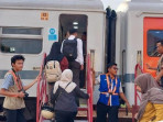 Ilustrasi penumpang menaiki kereta api di stasiun malang 2 169.jpeg
