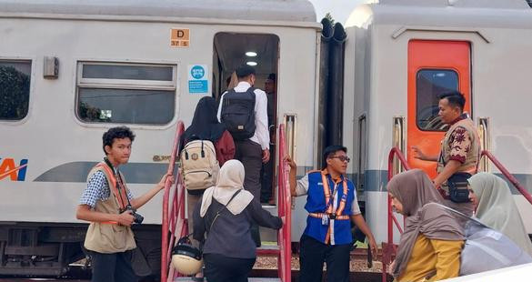 Ilustrasi penumpang menaiki kereta api di stasiun malang 2 169.jpeg