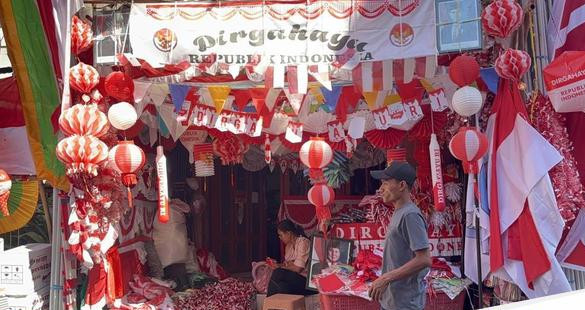 Kampung bendera surabaya di jalan darmokali masih sepi pembeli 1753950796172 169.jpeg