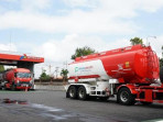 Kendaraan tangki bbm pertamina patra niaga jatimbalinus tengah mengisi bbm di depo integrated tanjun.jpeg