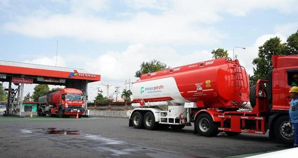 Kendaraan tangki bbm pertamina patra niaga jatimbalinus tengah mengisi bbm di depo integrated tanjun.jpeg