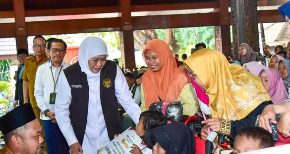 Khofifah salurkan bansos di gresik 1753763530560 169.jpeg