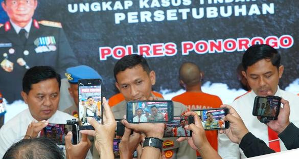 Konferensi pers maling bobol gudang bangunan di ponorogo 1753847464294 169.jpeg