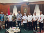 Pertemuan guebernur khofifah dan pejabat pemprov jatim dengan perwakilan pertamina soal bbm di jembe.jpeg