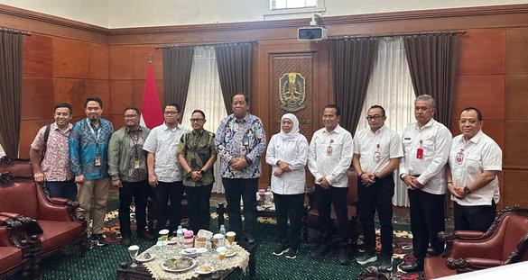 Pertemuan guebernur khofifah dan pejabat pemprov jatim dengan perwakilan pertamina soal bbm di jembe.jpeg