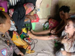 Petugas polisi melakukan penyelidikan kecelakaan dengan memintai keterangan korban dan keluarganya 1.jpeg