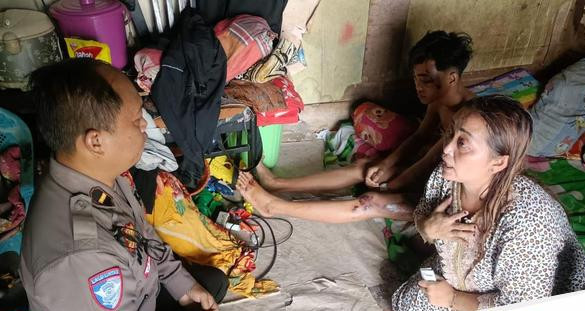 Petugas polisi melakukan penyelidikan kecelakaan dengan memintai keterangan korban dan keluarganya 1.jpeg