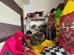 Riyadi perajin layangan lipat pantai di mojokerto yang kebanjiran berkah selama musim kemarau 175135.jpeg