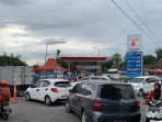 Salah satu spbu di jember yang antreannya terpantau berkurang usai pertamina menambah armada pengiri.jpeg