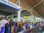 Suasana penumpang di stasiun gubeng saat libur panjang 1744953663213 169.jpeg