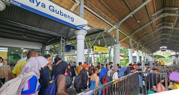Suasana penumpang di stasiun gubeng saat libur panjang 1744953663213 169.jpeg