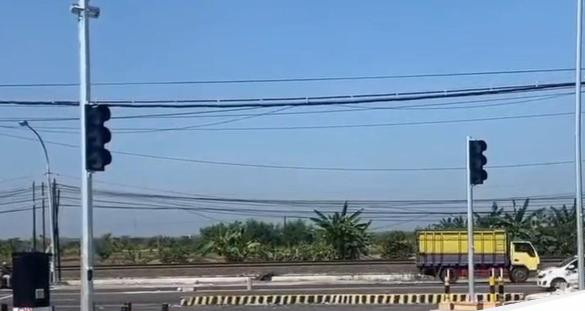 Traffic light di jalan lingkar utara jlu lamongan 1753952391465 169.jpeg