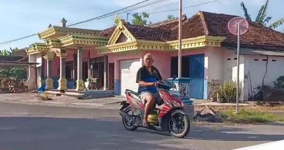 Yanto 56 warga dusun singgahan desakecamatan kartoharjo yang keliling ke tiap toko untuk mencari elp.jpeg