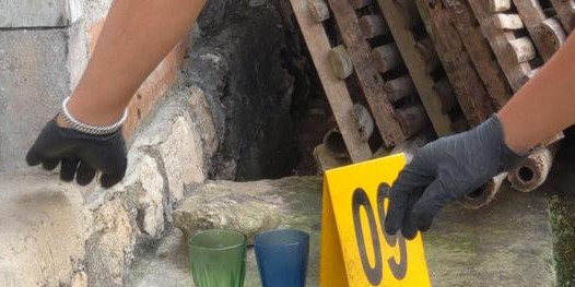 2 gelas dan botol racun ditemukan di samping pasutri tewas tulungagung 1754811497407 169.jpeg