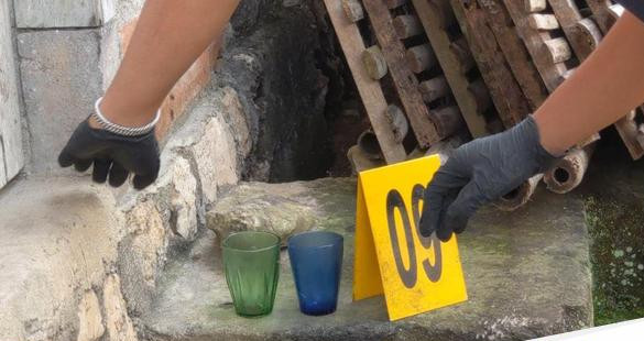 2 gelas dan botol racun ditemukan di samping pasutri tewas tulungagung 1754811497407 169.jpeg