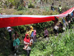 Pembentangan kain merah putih di sungai brantas 170825 abs 2.jpg