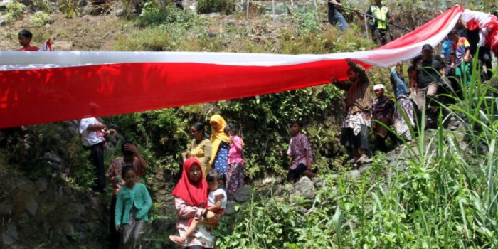 Pembentangan kain merah putih di sungai brantas 170825 abs 2.jpg
