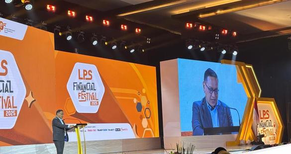 Anggota dewan komisioner lps didik madiyono saat membuka lps financial festival surabaya 17544532984.jpeg