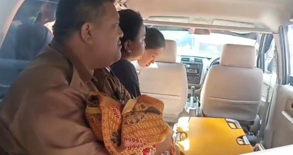 Balita di ngawi yang terlindas pikap milik ortunya saat sedang diparkir dinyatakan meninggal saat pe.jpeg