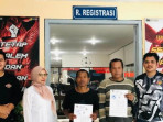Dua orang napi dari lapas kelas i malang yang mendapatkan amnesti presiden prabowo subianto 17542201.jpeg