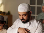 Ilustrasi muslim salat 1742370339728 169.jpeg