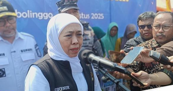 Khofifah indar parawansa saat meninjau proses pembangunan rtlh di probolinggo 1754308266721 169.jpeg