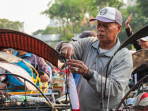 Pembagian bendera merah putih dan bahan pangan di surabaya 2596749.jpg