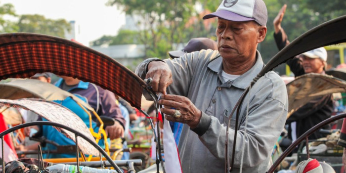 Pembagian bendera merah putih dan bahan pangan di surabaya 2596749.jpg