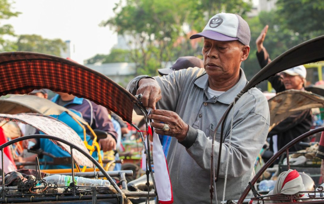 Pembagian bendera merah putih dan bahan pangan di surabaya 2596749.jpg