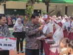 Pembagian seragam gratis di sekolah madiun 1753961563722 169.jpeg