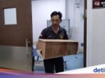Petugas forensik instalasi kedokteran forensik dan medikolegal rsud dr iskak tulungagung meletakkan.jpeg