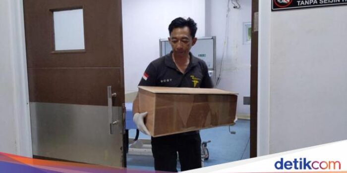 Petugas forensik instalasi kedokteran forensik dan medikolegal rsud dr iskak tulungagung meletakkan.jpeg