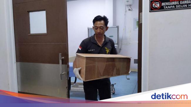 Petugas forensik instalasi kedokteran forensik dan medikolegal rsud dr iskak tulungagung meletakkan.jpeg
