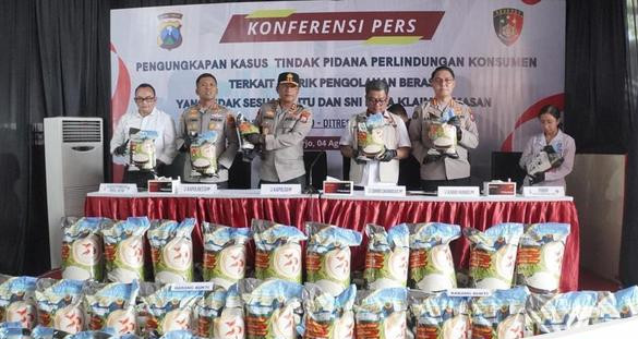Polisi bongkar beras oplosan di sidoarjo 1754297617731 169.jpeg