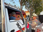Polres tuban bagi bagi bendera merah putih kepada warga 1754729072810 169.jpeg