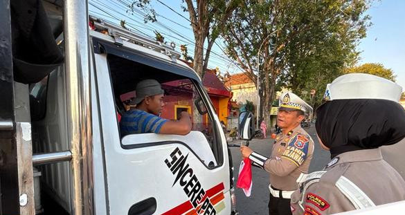 Polres tuban bagi bagi bendera merah putih kepada warga 1754729072810 169.jpeg