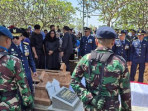 Prosesi pemakaman marsma fajar di samping pusara ayahnya di probolinggo 1754290589959 169.jpeg