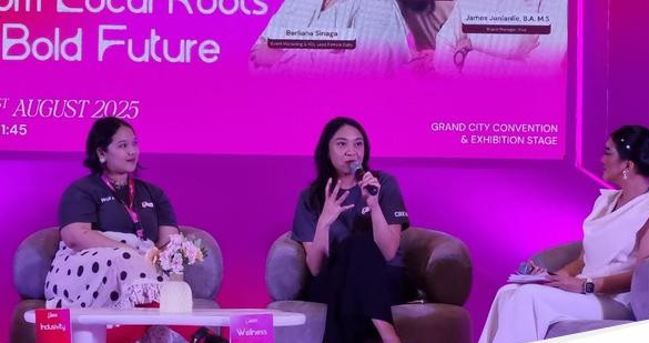 Putri tanjung dalam talk show surabaya beauty scene from local roots to bold future 1754027871020 16.jpeg