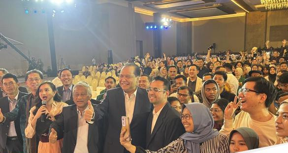 Raffi ahmad saat berfoto bersama sejumlah tokoh termasuk pendiri trans corp chairul tanjung 17544804.jpeg