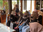 Ratusan orang warga mendatangi polres lamongan mengaku menjadi korban penipuan arisan bodong 1754207.jpeg