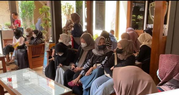 Ratusan orang warga mendatangi polres lamongan mengaku menjadi korban penipuan arisan bodong 1754207.jpeg