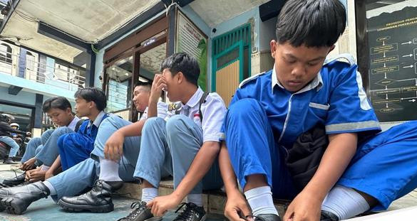 Siswa di kediri patungan untuk membelikan sepatu baru ke temannya 1754366422093 169.jpeg