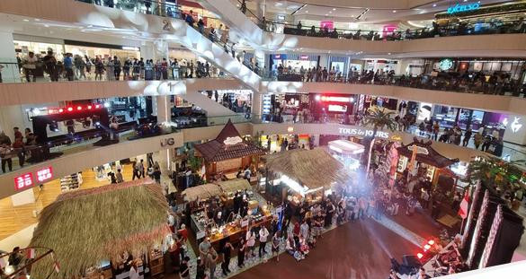 Suasana di tunjungan plaza surabaya ketika disesaki pengunjung yang berburu diskon kemerdekaan 17554.jpeg